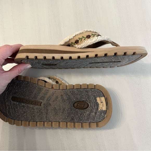 Skechers Women’s Tan & Cream Slip On Split Toe Embroidered Fringe Strap GUC - Picture 10 of 11